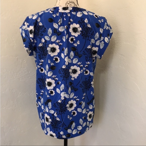 Hilary Radley V-Neck Floral Top 
Short Sleeve
Size Medium - Picture 2 of 7